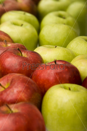 Много красных и зеленых яблок