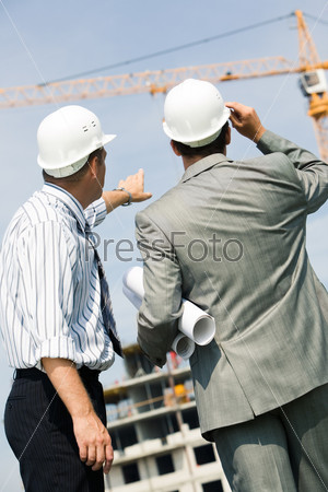 Vertical image of foremen interacting together at meeting