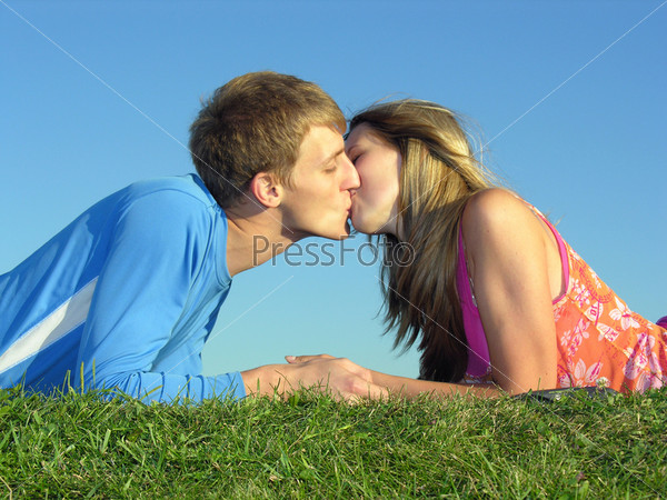 couples kiss