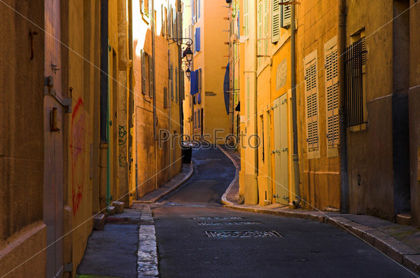 Bend streets in Marseille