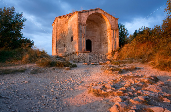 Ancient building (Crimea, Mausoleum)