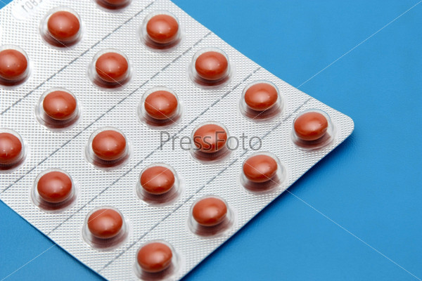 Упаковка таблеток на голубом фоне