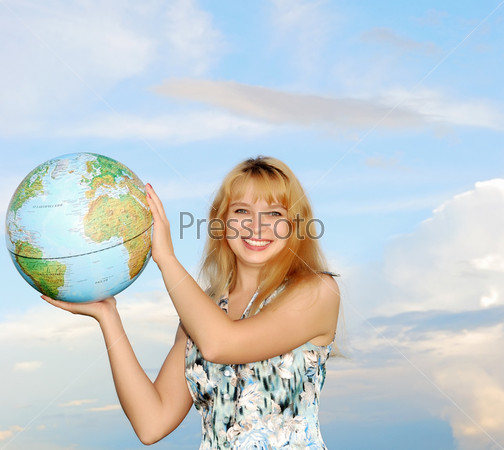 Блондинка держит макет земного шара в руках
