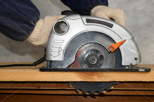 Wood cutting with circular saw