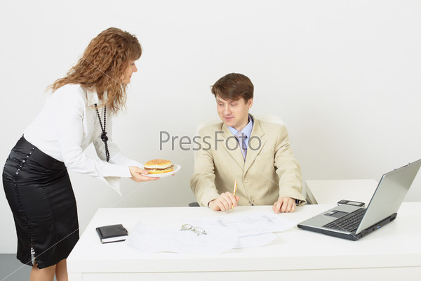 The woman the secretary delivered to the businessman a hamburger to a dinner