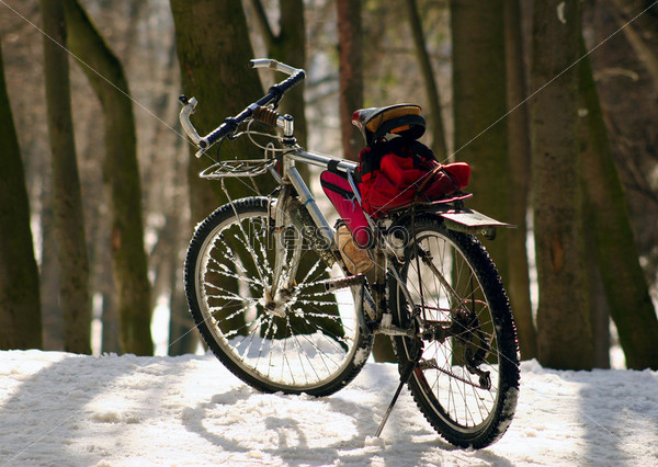 Велосипед на снегу в солнечный день