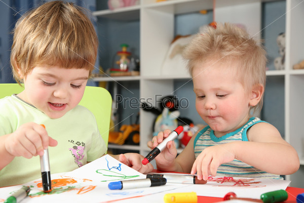 Два ребенка учаться рисовать