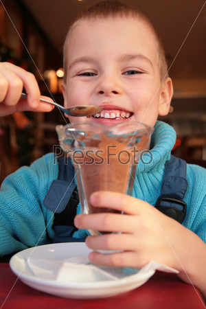 Мальчик ест шоколад, десерт