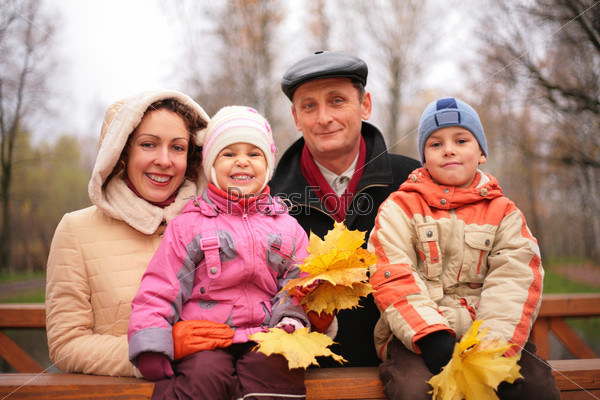 Семья на прогулке в осеннем парке