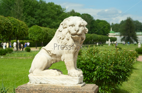 Kuskovo estate, Moscow: lion statue in the park