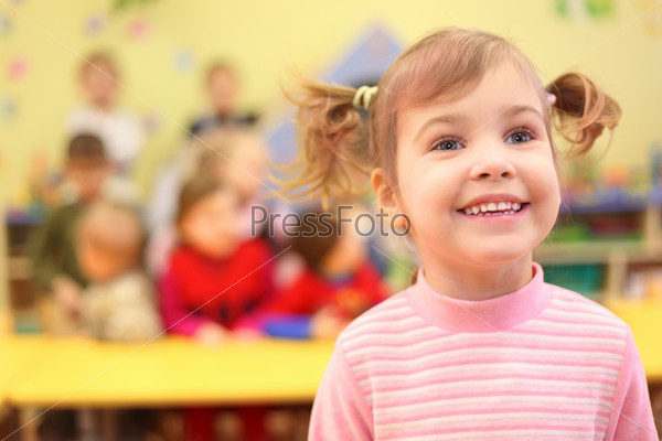 Улыбающаяся девочка в детском саду