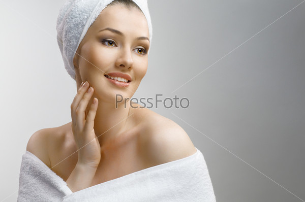 Красивая девушка в полотенце на голове