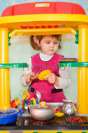 little girl washes ware