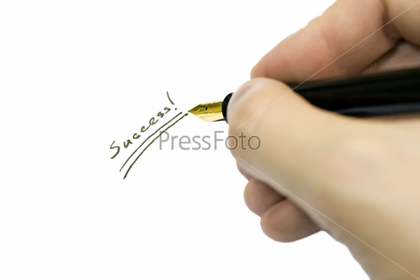 Рука пишет перьевой ручкой слово "успех" по-английски