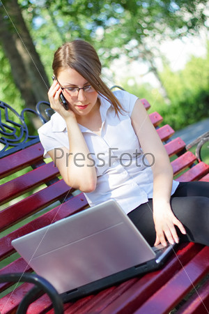 Девушка с ноутбуком на скамейке