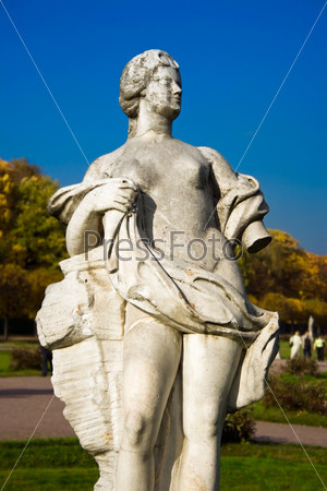 Греческая статуя женщины в парке Кусково
