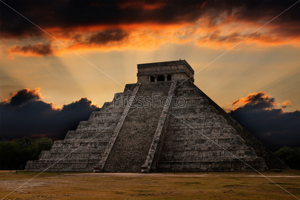 Пирамида майя Чичен-Ица, Мексика