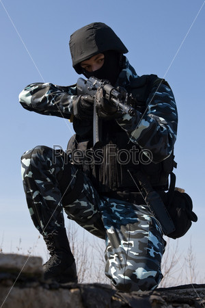 Военный в камуфляже с автоматом АК-47