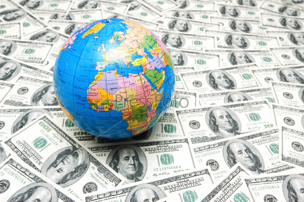 Глобус на американских долларах