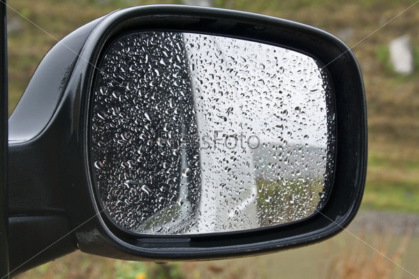Автомобильное зеркало в каплях дождя