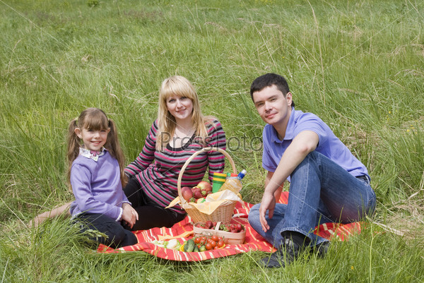Семья на пикнике в парке