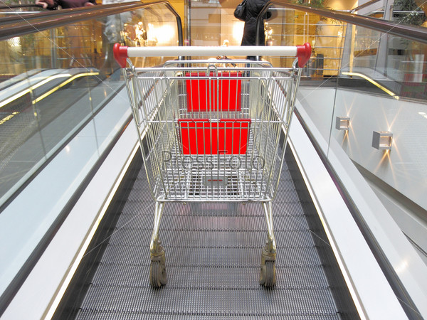 The image of shopping trolley on the elevator. Focus is under the front part of trolley