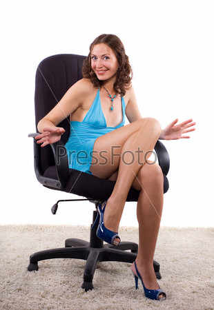 Зрелая женщина сидит голая на стуле 