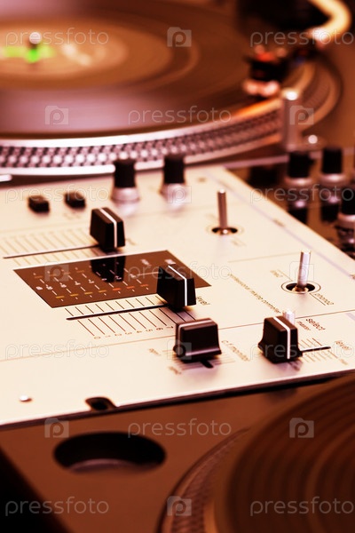 Проигрыватель виниловых дисков и микшер - Stock Image - Everypixel