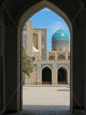 Вид через арку  на мечеть с голубым куполом