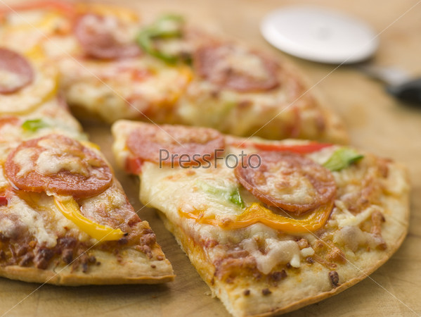 Кусочек пиццы с пепперони и перцем крупным планом
