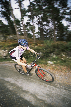 Молодая женщина на горном велосипеде
