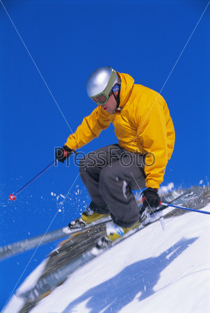 Молодой человек на лыжах