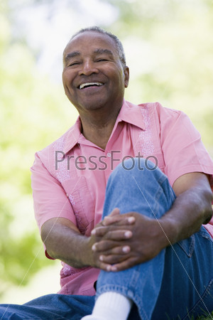 Портрет пожилого мужчины на природе