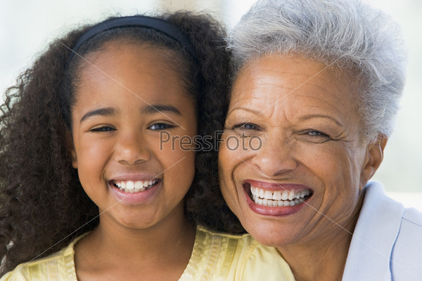 Счастливые бабушка и внучка