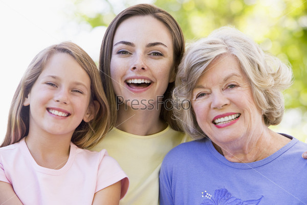 Бабушка с дочерью и внучкой в парке