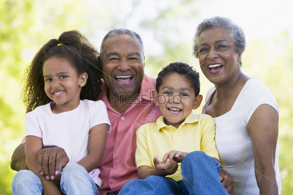 Счастливые дети и бабушка с дедушкой