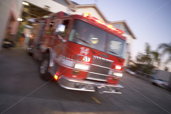 Пожарная машина выскочила из пожарной станции