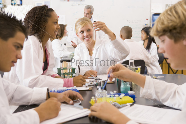 Школьники старших классов на лабораторном занятии