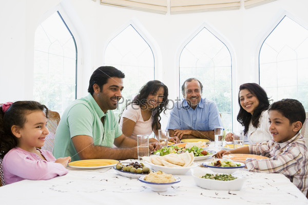 Арабская семья за обеденным столом