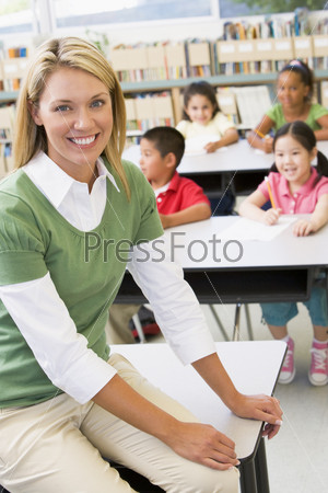Воспитательница и ученики в детском саду