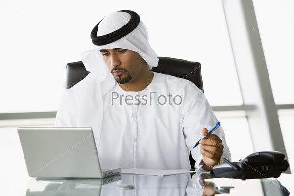 Бизнесмен с ближнего востока с ноутбуком