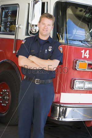 Портрет пожарного около пожарной машины