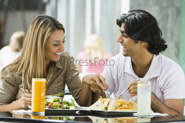 Мужчина и женщина обедают в кафе