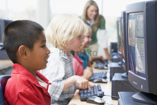 Kindergarten children learning to use computer