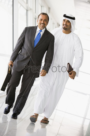 Ближневосточные бизнесмены в коридоре
