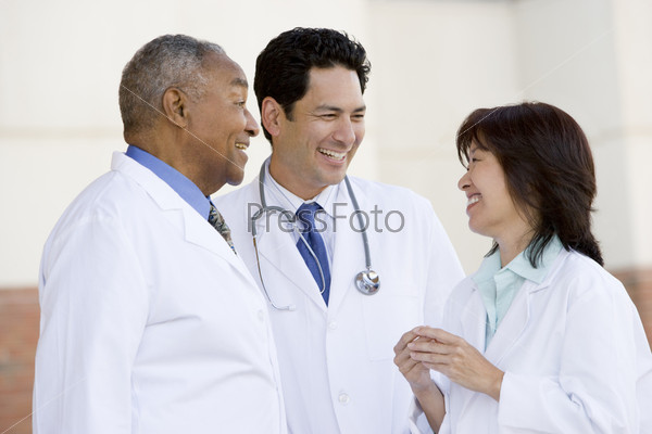 Три доктора у здания больницы