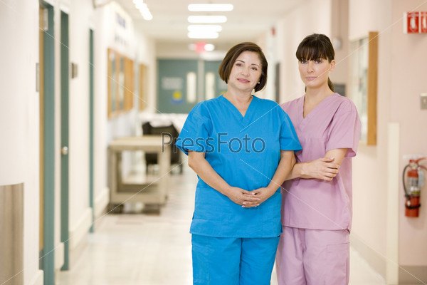Две медсестры в коридоре больницы