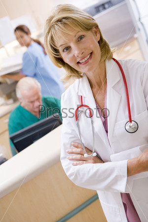 Женщина-врач в белом халате
