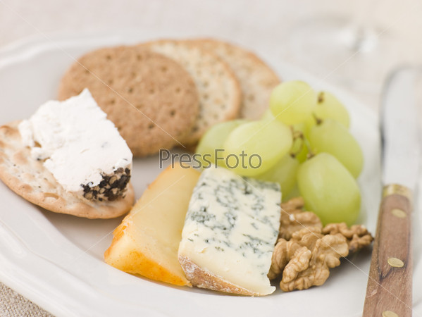 Тарелка с сыром и печеньем