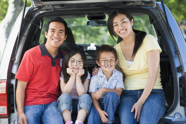 Мама, папа и дети в семейном авто